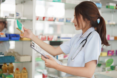 Når mavesårsmedicin og anden medicin efterlader spor længe efter. Hvad betyder det for vores heste?