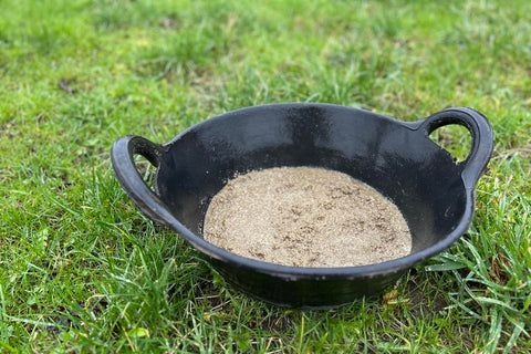 Er det virkelig bedst for hesten at blande vitaminer og mineraler i mash?